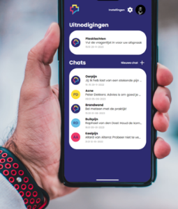 Man met in zijn hand een telefoon met daarop de PraatmetdeDokter app