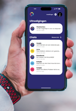 Man met in zijn hand een telefoon met daarop de PraatmetdeDokter app